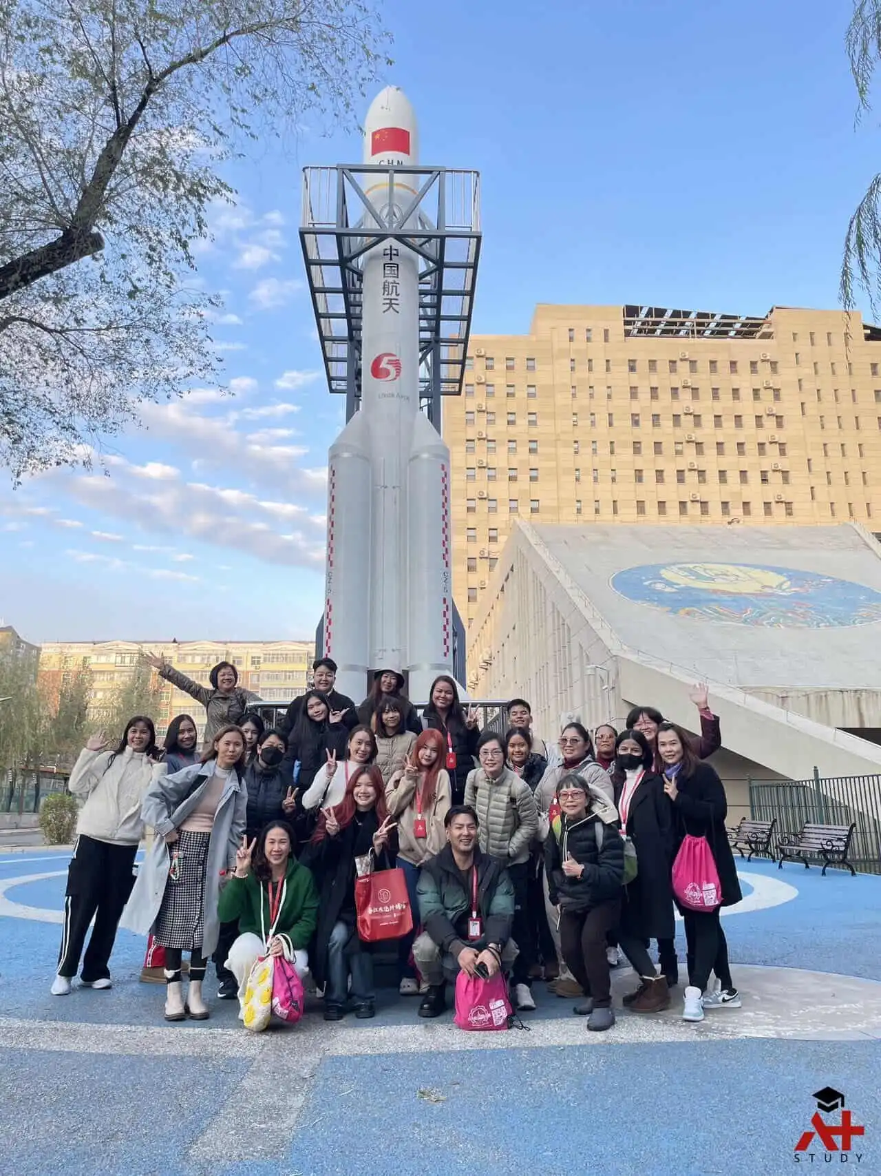 พี่ทีมงานดูแลน้องระหว่างทำเอกสาร